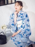 くすみブルー水彩花柄浴衣 OBI-siwa-200-kj-13-OW / HIMO-900-yn-3-GYxGD / HEKO-800-sb-8-DusBL / YA-953-kn-W / GETA-01-kj-2-BL / [YMT]
