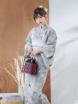【即日発送】グレー水墨風ダリア浴衣  【浴衣３点セット 浴衣/帯/下駄】OBI-siwa-200-kj-6-W / HIMO-900-yn-4-GYxGY / HEKO-800-sb-5-W / YA-72-kn-W / YA-74-kn-LGY / GETA-01-kj-3-IV [YMT]