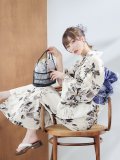 【即日発送】水彩風モノトーンフラワー浴衣 OBI-g-500-kj-9-NV / HIMO-900-yn-4-GYxGY / HEKO-800-sb-5-W / YA-953-kn-BL / YA-1081-kj-BL / GETA-01-kj-3-IV[YMT]