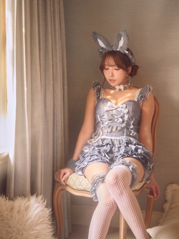 グレー　モデル：三上悠亜　身長：159cm　着用サイズ：Sサイズ