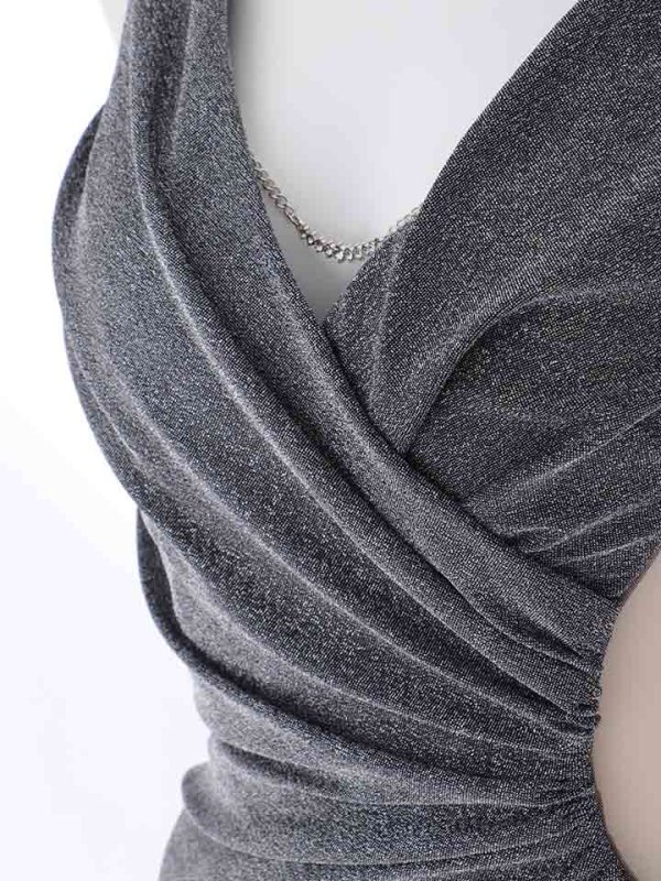 グレー