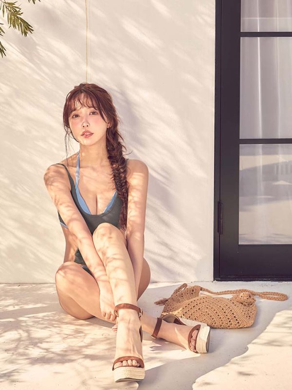 グレー×ブルー　モデル：三上悠亜　身長：159cm　着用サイズ：Sサイズ