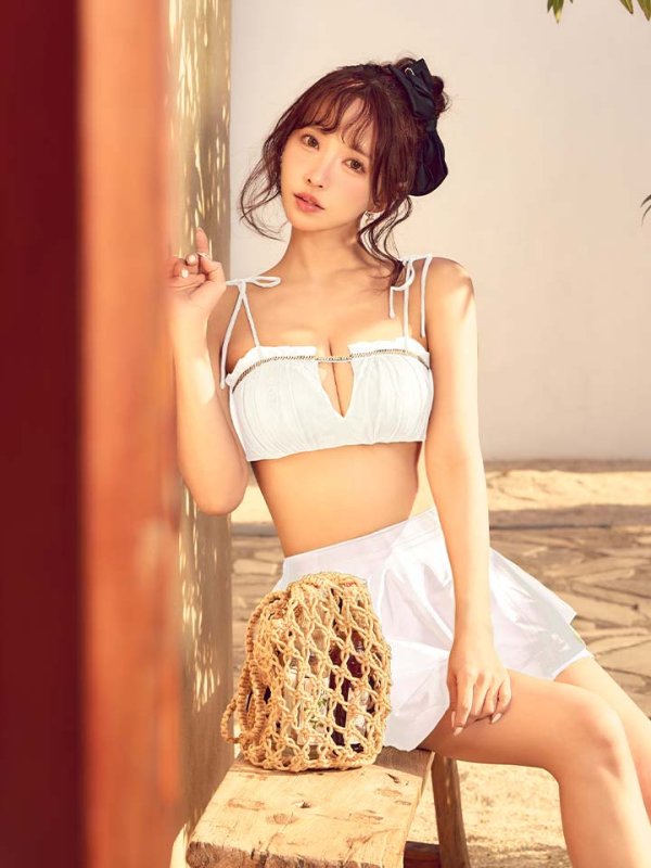 ホワイト　モデル：三上悠亜　身長：159cm　着用サイズ：Sサイズ