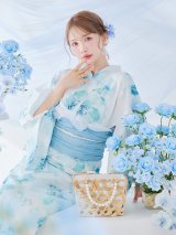 ブルーグレイニュアンスフラワー浴衣  【浴衣３点セット 浴衣/帯/下駄】OBI-siwa-204-wk-2-LBL / HIMO-900-yn-5-IV / HEKO-800-sb-5-W / YA-1067-kn-BL / GETA-01-kj-3-IV / [YMT]