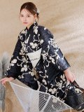 黒地ストライプ彼岸花浴衣 【浴衣３点セット 浴衣/帯/下駄】 OBI-hira-100-ok-15-WxW / HIMO-900-yn-4-GYxGY /  YA-73-kn-GY / GETA-01-kj-1-B/ [y/OF01]