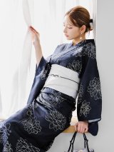 【ノベルティ対象】線画フラワー紺地浴衣【浴衣３点セット 浴衣/帯/下駄】 OBI-hira-100-ok-15-WxW / HIMO-900-yn-1-B / YA-1072-kn-B / GETA-01-kj-1-B/ [y/OF01]