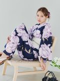 【即日発送】ライラック牡丹ネイビー浴衣 【浴衣３点セット 浴衣/帯/下駄】OBI-hira-100-ok-15-WxW / HIMO-900-yn-3-GYxGD / YA-1027-wk-PL / GETA-01-kj-3-IV/ [YMT]