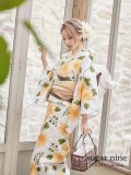 【浴衣セール！】【浴衣】白地に黄色い花浴衣セット（OBI-hira-100-ok-2-BRxBE/ HIMO-900-yn-7-MOC/ HEKO-800-sb-3-BR/GETA-02-ok-2-IV）【YMT】