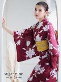【浴衣】エンジ×モダンハイビスカス浴衣  OBI-siwa-202-ok-14-MUS / HIMO-900-yn-7-MOC / YA-952-kn-W / YA-1081-kj-P / GETA-02-ok-7-R[YMT]