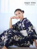 【即日発送】ネイビー地x百合柄浴衣 OBI-siwa-202-ok-6-W / HIMO-900-yn-4-GYxGY / YA-948-wk-NV / HEKO-800-sb-5-W / GETA-02-ok-2-IV [YMT]