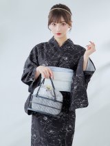 【即日発送】ブラック×線画フラワー浴衣  【浴衣３点セット 浴衣/帯/下駄】OBI-siwa-202-ok-6-W / HIMO-900-yn-5-IV / HEKO-800-sb-5-W / YA-1079-kj-8-W / GETA-03-ok-2-P[YMT]