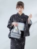 画像1: 【即日発送】ブラック×線画フラワー浴衣  【浴衣３点セット 浴衣/帯/下駄】OBI-siwa-202-ok-6-W / HIMO-900-yn-5-IV / HEKO-800-sb-5-W / YA-1079-kj-8-W / GETA-03-ok-2-P[YMT] (1)
