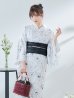 画像1: 【即日発送】ホワイト×線画フラワー浴衣  【浴衣３点セット 浴衣/帯/下駄】OBI-siwa-202-ok-11-B / HIMO-900-yn-1-B / HEKO-800-sb-5-W / YA-73-kn-GY / GETA-03-ok-2-P[YMT] (1)