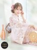 画像1: 【即日発送】ピンクベージュ×ホワイトローズ浴衣  【浴衣３点セット 浴衣/帯/下駄】siwa-36ok / HIMO-903-kj-W02 / HEKO-800-sb-5-W / YA-74-kn-P / YA-001-am-W / GETA-02-ok-5-P / [YMT] (1)