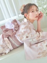 【即日発送】ピンクベージュ×ホワイトローズ浴衣  【浴衣３点セット 浴衣/帯/下駄】OBI-siwa-202-ok-1-BE / HIMO-903-kj-W / HEKO-800-sb-5-W / YA-74-kn-P / GETA-02-ok-5-P [YMT]