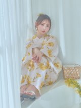 【即日発送】白地にイエローの水彩花柄浴衣 OBI-siwa-202-ok-1-BE / HIMO-900-yn-7-MOC / HEKO-800-sb-3-BR / YA-68-kn-YEBE / GETA-02-ok-4-MOC[YMT]