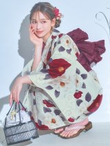 【即日発送】ホワイト＆レッド椿浴衣  【浴衣３点セット 浴衣/帯/下駄】OBI-siwa-200-kj-7-RoseWI / HIMO-902-kj-5-RosePK / HEKO-800-sb-5-W / YA-1027-wk-R / GETA-02-ok-8-RoseP [YMT]