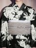 画像15: ブラック線画フラワー浴衣  【浴衣３点セット 浴衣/帯/下駄】OBI-siwa-204-wk-8-BE / HIMO-900-yn-1-B / HEKO-800-sb-5-W / YA-1016-kj-CL / GETA-02-ok-4-MOC/ [YMT]