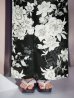 画像16: ブラック線画フラワー浴衣  【浴衣３点セット 浴衣/帯/下駄】OBI-siwa-204-wk-8-BE / HIMO-900-yn-1-B / HEKO-800-sb-5-W / YA-1016-kj-CL / GETA-02-ok-4-MOC/ [YMT]