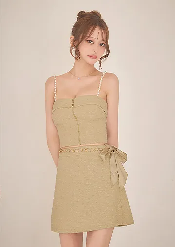 甘めフォルムにツイードを 重ねて大人顔に仕上げ。