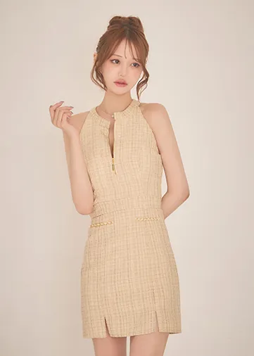 ツイードの品格を纏いながらジップで色気を忍ばせて魅せ。