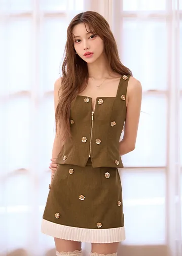 華やぐビジューの甘さをブラウンベージュで静かに整えて。