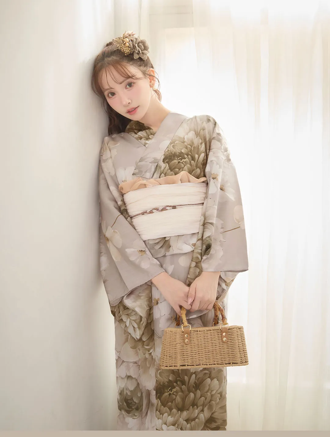 三上悠亜が着るMOCHA FLORAL浴衣-17