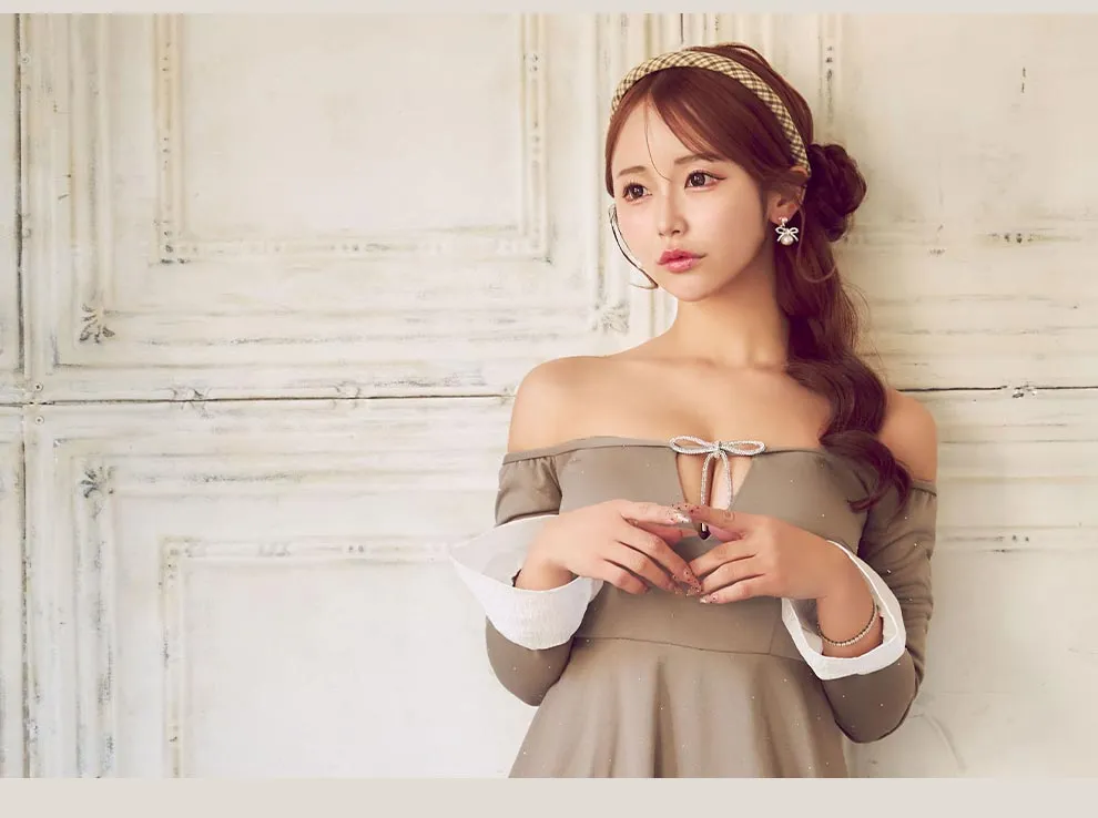 2WAY/肩紐取り外し可/オフショル/ロングスリーブ/ビジュー/谷間見せ/フレア/ミニドレス/キャバドレス【XS-Mサイズ/2カラー】[OF03]ひめか(名古屋)着用2