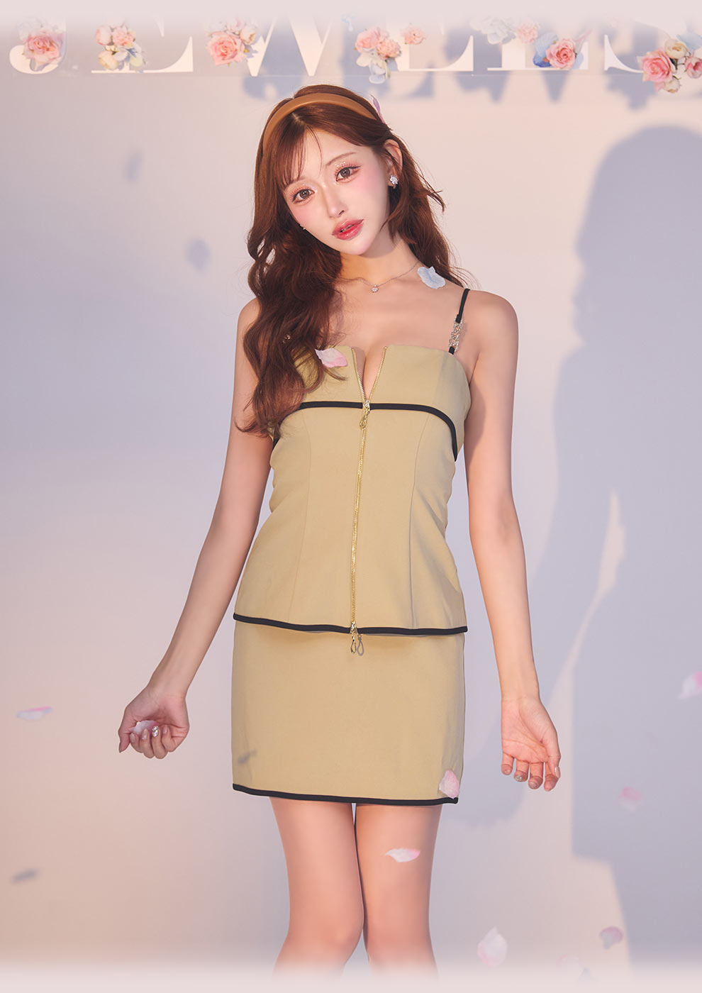 明日花キララちゃん着用 ベージュパイピングキャミソールドレス2