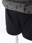 グレー