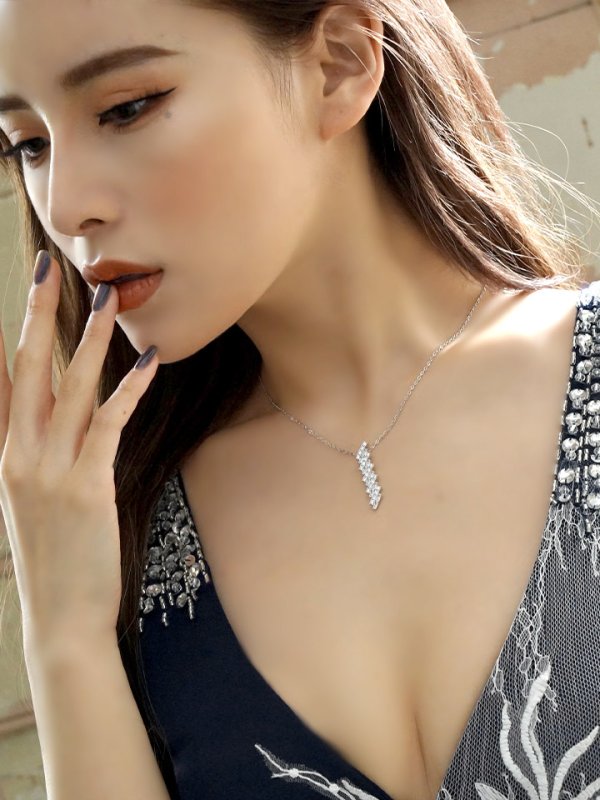 画像4: 【アクセサリー:ネックレス】【ネックレス】【Angel R/エンジェルアール】ライトニング型ラグジュアリーラインストーンネックレス【OF02C-U】 (4)