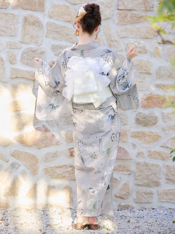 画像8: 【即日発送！】【浴衣】グレー地×可憐に咲き誇る百合浴衣  【浴衣３点セット 浴衣/帯/下駄】[YMT] (8)