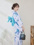 画像11: 【即日発送】白地×水彩ブルーの清涼漂う百合浴衣 OBI-g-500-kj-11-AQM / HIMO-900-yn-4-GYxGY / YA-945-kj-W / HEKO-800-sb-5-W / GETA-02-ok-3-LBL go [YMT] (11)