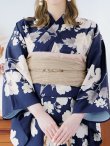 画像19: 【即日発送】ネイビー×ホワイトフラワー浴衣 OBI-siwa-202-ok-2-PBE / HIMO-900-yn-7-MOC / HEKO-800-sb-3-BR / YA-1027-wk-IV / GETA-02-ok-4-MOC[YMT] (19)