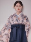画像2: 【予約商品 / 1月中旬発送予定】グレーピンクフラワー グラデーション二尺袖着物【卒業袴３点セット 二尺袖着物/帯/袴】 (2)