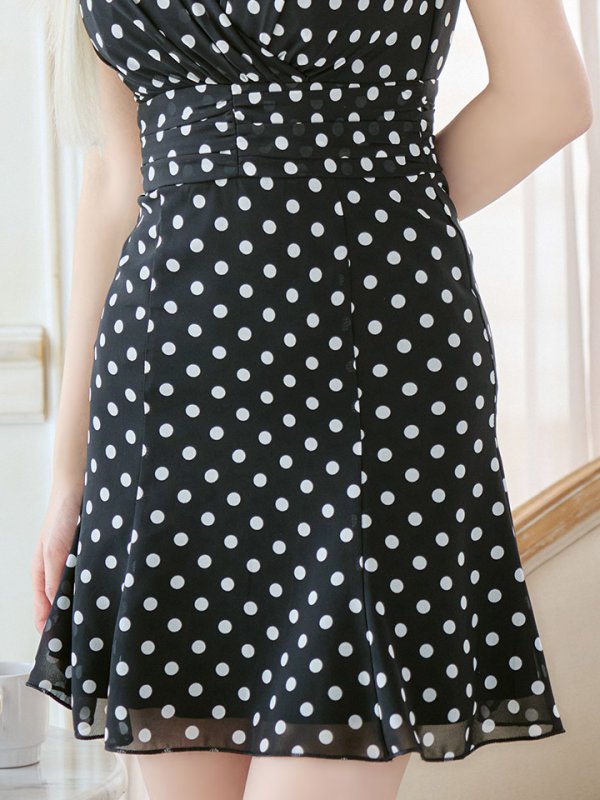 画像6: 水玉ワンピースドレス/フレアー/ノースリーブ/谷間見せ/背中隠し/ミニドレス/キャバドレス【XS-Mサイズ/2カラー】[OF03B] 【IM】 (6)