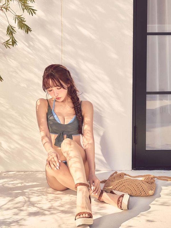 グレー×ブルー　モデル：三上悠亜　身長：159cm　着用サイズ：Sサイズ