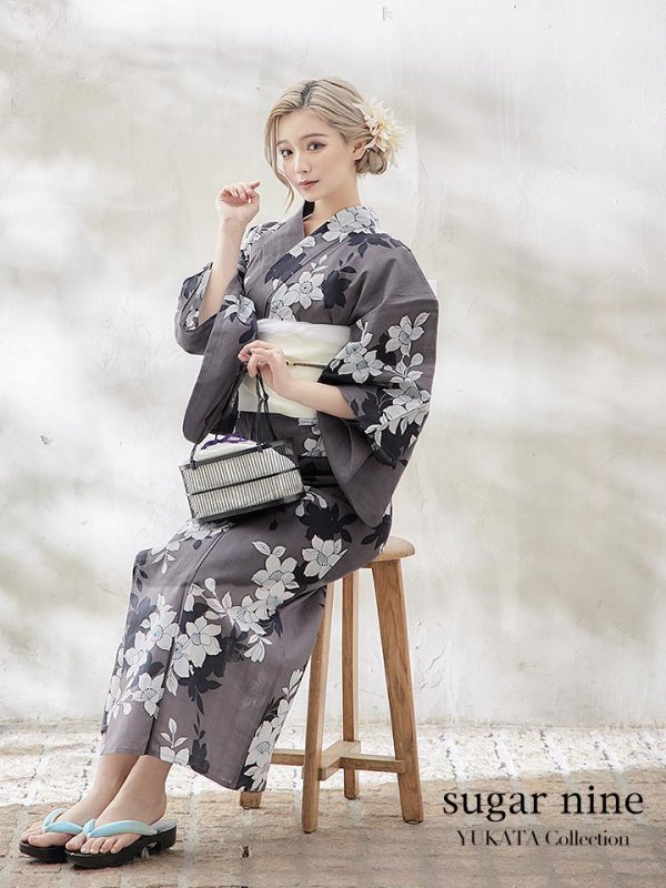 画像2: 【即日発送】【浴衣】クラシカルグレーの百合浴衣  【浴衣３点セット 浴衣/帯/下駄】[YMT] (2)