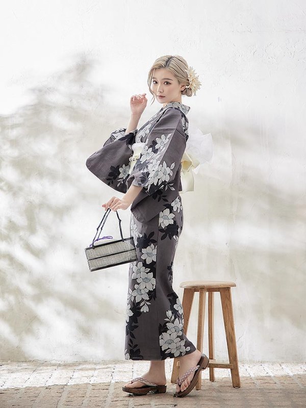 画像4: 【即日発送】【浴衣】クラシカルグレーの百合浴衣  【浴衣３点セット 浴衣/帯/下駄】[YMT] (4)