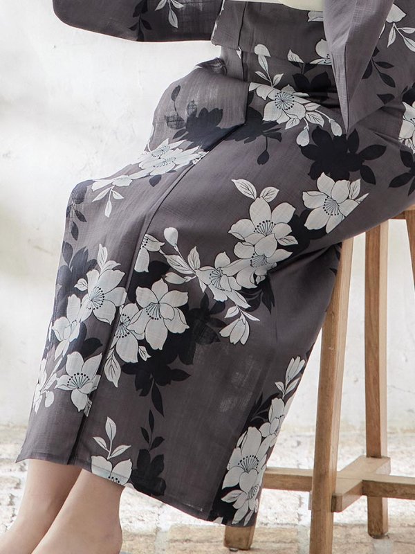 画像7: 【即日発送】【浴衣】クラシカルグレーの百合浴衣  【浴衣３点セット 浴衣/帯/下駄】[YMT] (7)