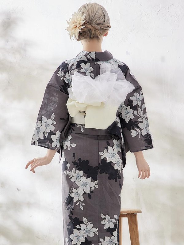 画像8: 【即日発送】【浴衣】クラシカルグレーの百合浴衣  【浴衣３点セット 浴衣/帯/下駄】[YMT] (8)