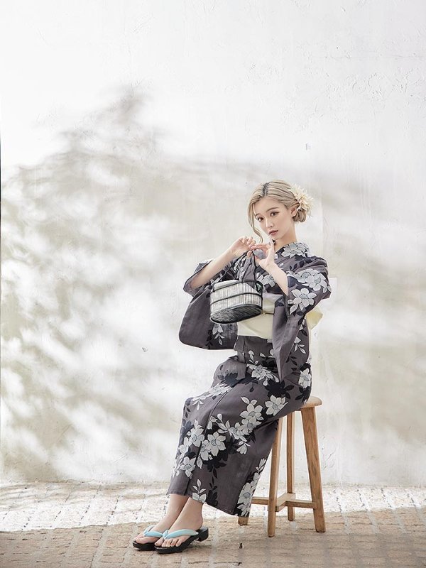 画像9: 【即日発送】【浴衣】クラシカルグレーの百合浴衣  【浴衣３点セット 浴衣/帯/下駄】[YMT] (9)