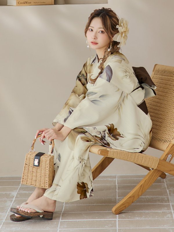 画像2: 【即日発送！】ブラウンベージュクラシックフラワー浴衣  【浴衣３点セット 浴衣/帯/下駄】[YMT] (2)