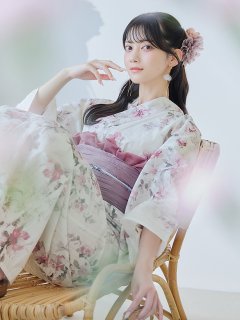 可憐に咲くローズ柄浴衣