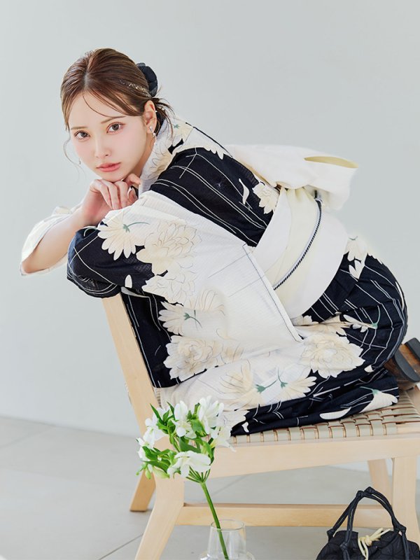 画像1: 【即日発送】モノトーンフラワー浴衣 【浴衣３点セット 浴衣/帯/下駄】OBI-hira-100-ok-15-WxW / HIMO-900-yn-1-B / YA-1086-wk-B / GETA-01-kj-1-B/ [/OF01] (1)