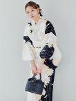 画像10: 【即日発送】モノトーンフラワー浴衣 【浴衣３点セット 浴衣/帯/下駄】OBI-hira-100-ok-15-WxW / HIMO-900-yn-1-B / YA-1086-wk-B / GETA-01-kj-1-B/ [/OF01] (10)