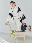 画像11: 【即日発送】モノトーンフラワー浴衣 【浴衣３点セット 浴衣/帯/下駄】OBI-hira-100-ok-15-WxW / HIMO-900-yn-1-B / YA-1086-wk-B / GETA-01-kj-1-B/ [/OF01] (11)