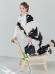 画像12: 【即日発送】モノトーンフラワー浴衣 【浴衣３点セット 浴衣/帯/下駄】OBI-hira-100-ok-15-WxW / HIMO-900-yn-1-B / YA-1086-wk-B / GETA-01-kj-1-B/ [/OF01] (12)