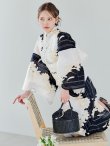 画像13: 【即日発送】モノトーンフラワー浴衣 【浴衣３点セット 浴衣/帯/下駄】OBI-hira-100-ok-15-WxW / HIMO-900-yn-1-B / YA-1086-wk-B / GETA-01-kj-1-B/ [/OF01] (13)