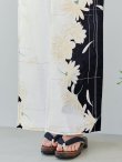 画像19: 【即日発送】モノトーンフラワー浴衣 【浴衣３点セット 浴衣/帯/下駄】OBI-hira-100-ok-15-WxW / HIMO-900-yn-1-B / YA-1086-wk-B / GETA-01-kj-1-B/ [/OF01] (19)